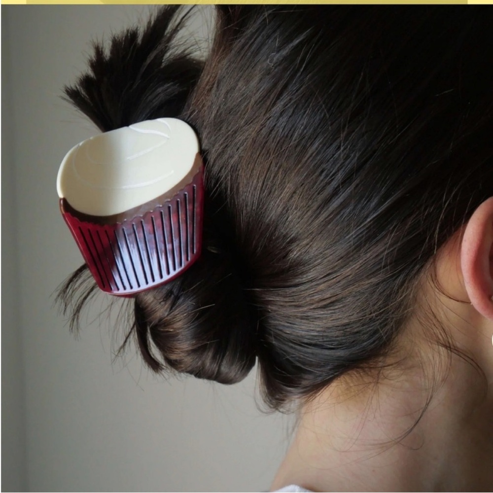 NWT Magnolia bakery X Jenny lemons claw clip red velvet cupcake CREAM CHEESE